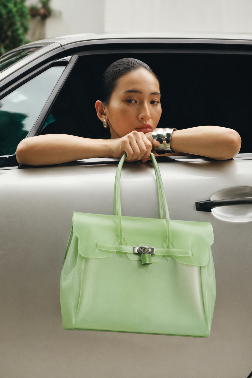 <p>JELLY CANDY BAG, c'est la maison du jelly bag : trois modèles, une matière, une idée simple, un sac qu'on remarque et qui tient tout.</p>